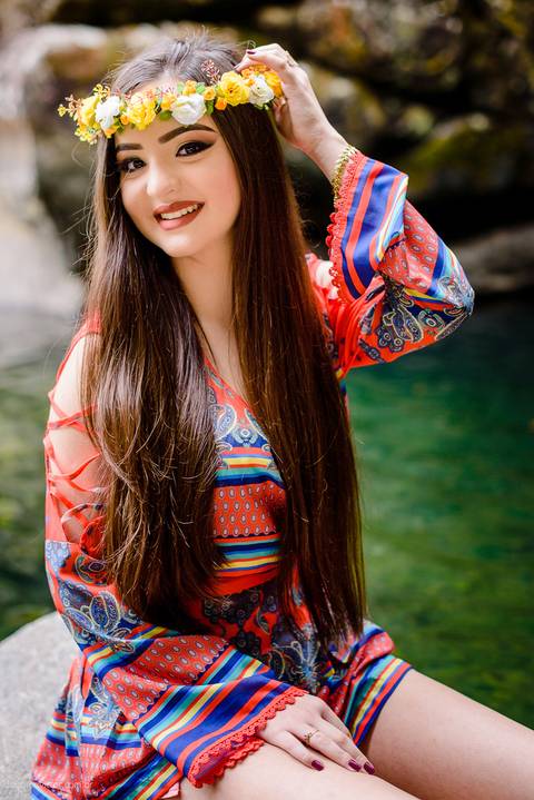 Ensaio fotografico feminino realizado em alto caparaó por fotógrafos de casamento em Vila Velha fotógrafos de casamento em Vitória fotógrafos de casamento em Serra Espirito Santo. Um lindo book de 15 anos com a menina em meio a cachoeira feliz e sorrindo.'