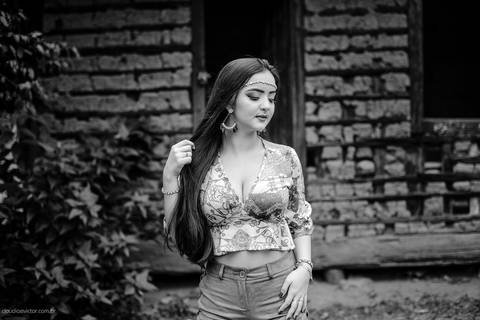 Ensaio fotografico feminino realizado em alto caparaó por fotógrafos de casamento em Vila Velha fotógrafos de casamento em Vitória fotógrafos de casamento em Serra Espirito Santo. Um lindo book de 15 anos com a menina em meio a cachoeira feliz e sorrindo.'