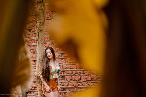 Ensaio fotografico feminino realizado em alto caparaó por fotógrafos de casamento em Vila Velha fotógrafos de casamento em Vitória fotógrafos de casamento em Serra Espirito Santo. Um lindo book de 15 anos com a menina em meio a cachoeira feliz e sorrindo.'