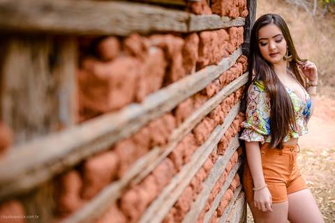Ensaio fotografico feminino realizado em alto caparaó por fotógrafos de casamento em Vila Velha fotógrafos de casamento em Vitória fotógrafos de casamento em Serra Espirito Santo. Um lindo book de 15 anos com a menina em meio a cachoeira feliz e sorrindo.'