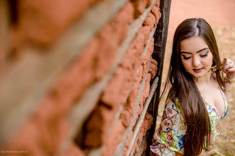 Ensaio fotografico feminino realizado em alto caparaó por fotógrafos de casamento em Vila Velha fotógrafos de casamento em Vitória fotógrafos de casamento em Serra Espirito Santo. Um lindo book de 15 anos com a menina em meio a cachoeira feliz e sorrindo.'