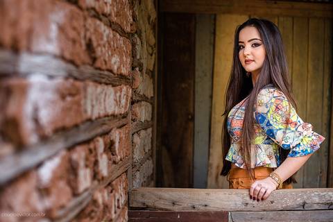 Ensaio fotografico feminino realizado em alto caparaó por fotógrafos de casamento em Vila Velha fotógrafos de casamento em Vitória fotógrafos de casamento em Serra Espirito Santo. Um lindo book de 15 anos com a menina em meio a cachoeira feliz e sorrindo.'