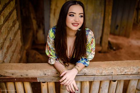 Ensaio fotografico feminino realizado em alto caparaó por fotógrafos de casamento em Vila Velha fotógrafos de casamento em Vitória fotógrafos de casamento em Serra Espirito Santo. Um lindo book de 15 anos com a menina em meio a cachoeira feliz e sorrindo.'