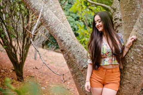 Ensaio fotografico feminino realizado em alto caparaó por fotógrafos de casamento em Vila Velha fotógrafos de casamento em Vitória fotógrafos de casamento em Serra Espirito Santo. Um lindo book de 15 anos com a menina em meio a cachoeira feliz e sorrindo.'