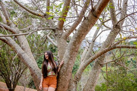Ensaio fotografico feminino realizado em alto caparaó por fotógrafos de casamento em Vila Velha fotógrafos de casamento em Vitória fotógrafos de casamento em Serra Espirito Santo. Um lindo book de 15 anos com a menina em meio a cachoeira feliz e sorrindo.'