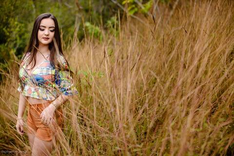 Ensaio fotografico feminino realizado em alto caparaó por fotógrafos de casamento em Vila Velha fotógrafos de casamento em Vitória fotógrafos de casamento em Serra Espirito Santo. Um lindo book de 15 anos com a menina em meio a cachoeira feliz e sorrindo.'