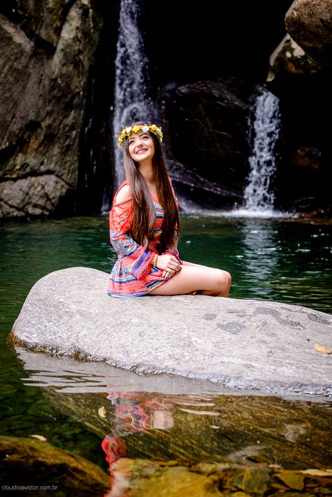 Ensaio fotografico feminino realizado em alto caparaó por fotógrafos de casamento em Vila Velha fotógrafos de casamento em Vitória fotógrafos de casamento em Serra Espirito Santo. Um lindo book de 15 anos com a menina em meio a cachoeira feliz e sorrindo.'
