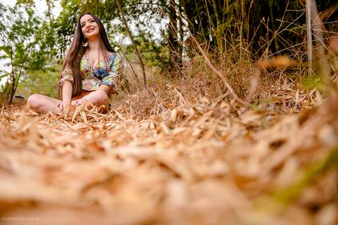 Ensaio fotografico feminino realizado em alto caparaó por fotógrafos de casamento em Vila Velha fotógrafos de casamento em Vitória fotógrafos de casamento em Serra Espirito Santo. Um lindo book de 15 anos com a menina em meio a cachoeira feliz e sorrindo.'