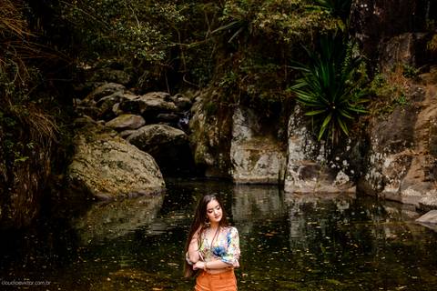 Ensaio fotografico feminino realizado em alto caparaó por fotógrafos de casamento em Vila Velha fotógrafos de casamento em Vitória fotógrafos de casamento em Serra Espirito Santo. Um lindo book de 15 anos com a menina em meio a cachoeira feliz e sorrindo.'