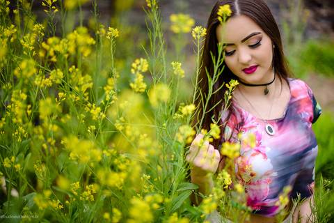 Ensaio fotografico feminino realizado em alto caparaó por fotógrafos de casamento em Vila Velha fotógrafos de casamento em Vitória fotógrafos de casamento em Serra Espirito Santo. Um lindo book de 15 anos com a menina em meio a cachoeira feliz e sorrindo.'