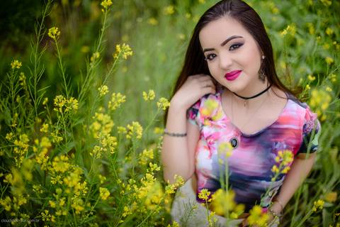 Ensaio fotografico feminino realizado em alto caparaó por fotógrafos de casamento em Vila Velha fotógrafos de casamento em Vitória fotógrafos de casamento em Serra Espirito Santo. Um lindo book de 15 anos com a menina em meio a cachoeira feliz e sorrindo.'