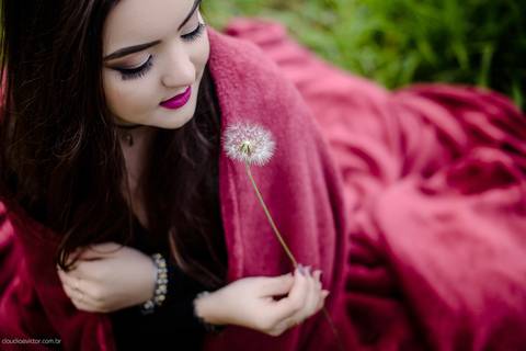 Ensaio fotografico feminino realizado em alto caparaó por fotógrafos de casamento em Vila Velha fotógrafos de casamento em Vitória fotógrafos de casamento em Serra Espirito Santo. Um lindo book de 15 anos com a menina em meio a cachoeira feliz e sorrindo.'
