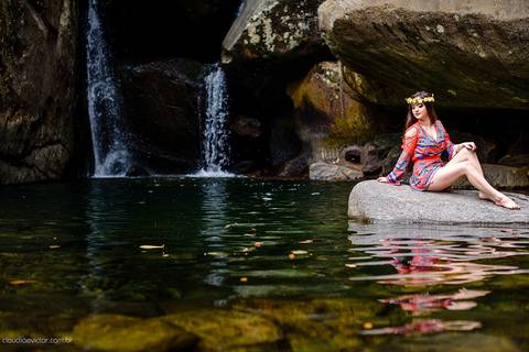 Ensaio fotografico feminino realizado em alto caparaó por fotógrafos de casamento em Vila Velha fotógrafos de casamento em Vitória fotógrafos de casamento em Serra Espirito Santo. Um lindo book de 15 anos com a menina em meio a cachoeira feliz e sorrindo.'