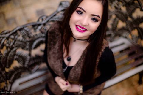 Ensaio fotografico feminino realizado em alto caparaó por fotógrafos de casamento em Vila Velha fotógrafos de casamento em Vitória fotógrafos de casamento em Serra Espirito Santo. Um lindo book de 15 anos com a menina em meio a cachoeira feliz e sorrindo.'