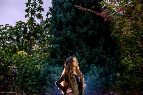Ensaio fotografico feminino realizado em alto caparaó por fotógrafos de casamento em Vila Velha fotógrafos de casamento em Vitória fotógrafos de casamento em Serra Espirito Santo. Um lindo book de 15 anos com a menina em meio a cachoeira feliz e sorrindo.'