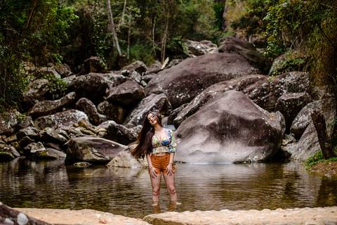 Ensaio fotografico feminino realizado em alto caparaó por fotógrafos de casamento em Vila Velha fotógrafos de casamento em Vitória fotógrafos de casamento em Serra Espirito Santo. Um lindo book de 15 anos com a menina em meio a cachoeira feliz e sorrindo.'