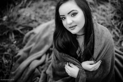 Ensaio fotografico feminino realizado em alto caparaó por fotógrafos de casamento em Vila Velha fotógrafos de casamento em Vitória fotógrafos de casamento em Serra Espirito Santo. Um lindo book de 15 anos com a menina em meio a cachoeira feliz e sorrindo.'