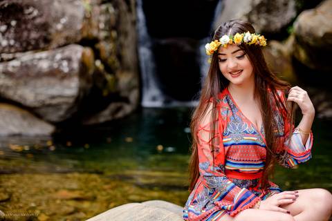 Ensaio fotografico feminino realizado em alto caparaó por fotógrafos de casamento em Vila Velha fotógrafos de casamento em Vitória fotógrafos de casamento em Serra Espirito Santo. Um lindo book de 15 anos com a menina em meio a cachoeira feliz e sorrindo.'