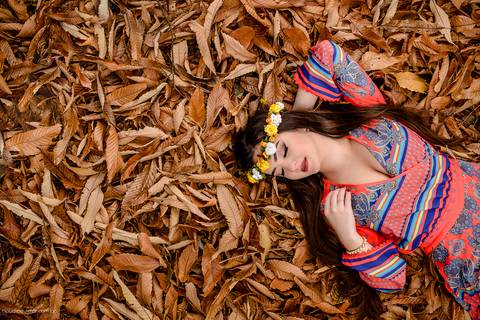 Ensaio fotografico feminino realizado em alto caparaó por fotógrafos de casamento em Vila Velha fotógrafos de casamento em Vitória fotógrafos de casamento em Serra Espirito Santo. Um lindo book de 15 anos com a menina em meio a cachoeira feliz e sorrindo.'
