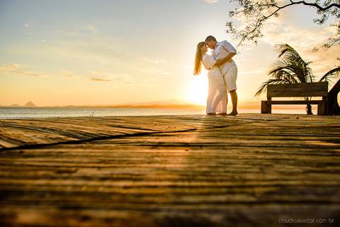 Lindo ensaio feito na casa de maria em anchieta por fotógrafos de casamento de vila velha fotógrafos de casamento de vitória fotógrafos de casamento de serra espirito santo es com noivo noiva por do sol e muita alegria na praia em um ensaio pre wedding'