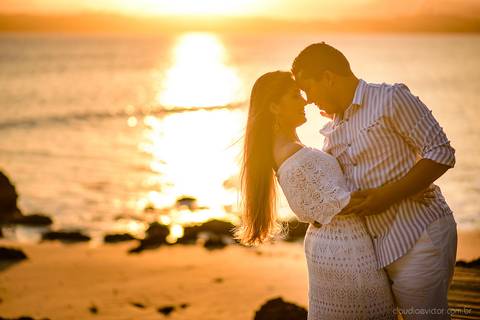 Lindo ensaio feito na casa de maria em anchieta por fotógrafos de casamento de vila velha fotógrafos de casamento de vitória fotógrafos de casamento de serra espirito santo es com noivo noiva por do sol e muita alegria na praia em um ensaio pre wedding'