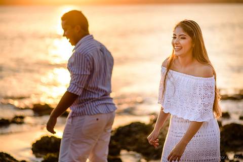 Lindo ensaio feito na casa de maria em anchieta por fotógrafos de casamento de vila velha fotógrafos de casamento de vitória fotógrafos de casamento de serra espirito santo es com noivo noiva por do sol e muita alegria na praia em um ensaio pre wedding'