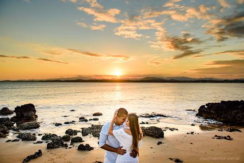 Lindo ensaio feito na casa de maria em anchieta por fotógrafos de casamento de vila velha fotógrafos de casamento de vitória fotógrafos de casamento de serra espirito santo es com noivo noiva por do sol e muita alegria na praia em um ensaio pre wedding'