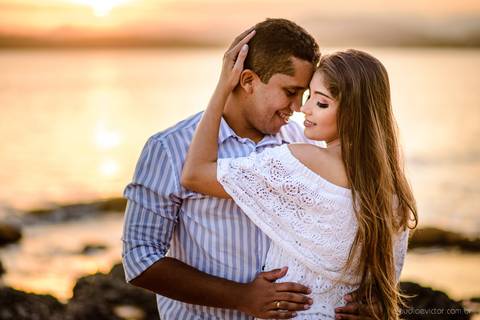 Lindo ensaio feito na casa de maria em anchieta por fotógrafos de casamento de vila velha fotógrafos de casamento de vitória fotógrafos de casamento de serra espirito santo es com noivo noiva por do sol e muita alegria na praia em um ensaio pre wedding'