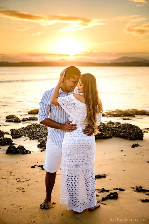 Lindo ensaio feito na casa de maria em anchieta por fotógrafos de casamento de vila velha fotógrafos de casamento de vitória fotógrafos de casamento de serra espirito santo es com noivo noiva por do sol e muita alegria na praia em um ensaio pre wedding'