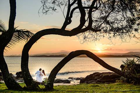 Lindo ensaio feito na casa de maria em anchieta por fotógrafos de casamento de vila velha fotógrafos de casamento de vitória fotógrafos de casamento de serra espirito santo es com noivo noiva por do sol e muita alegria na praia em um ensaio pre wedding'