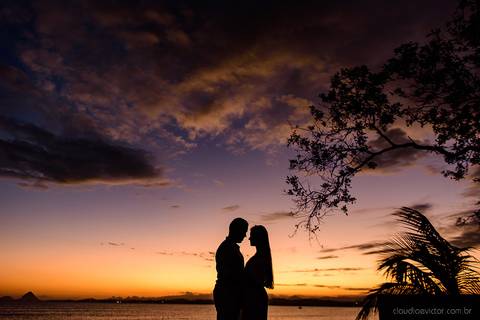 Lindo ensaio feito na casa de maria em anchieta por fotógrafos de casamento de vila velha fotógrafos de casamento de vitória fotógrafos de casamento de serra espirito santo es com noivo noiva por do sol e muita alegria na praia em um ensaio pre wedding'
