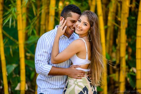 Lindo ensaio feito na casa de maria em anchieta por fotógrafos de casamento de vila velha fotógrafos de casamento de vitória fotógrafos de casamento de serra espirito santo es com noivo noiva por do sol e muita alegria na praia em um ensaio pre wedding'