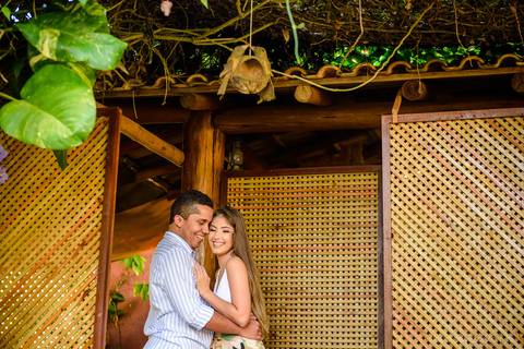 Lindo ensaio feito na casa de maria em anchieta por fotógrafos de casamento de vila velha fotógrafos de casamento de vitória fotógrafos de casamento de serra espirito santo es com noivo noiva por do sol e muita alegria na praia em um ensaio pre wedding'