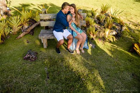 Lindo ensaio feito na casa de maria em anchieta por fotógrafos de casamento de vila velha fotógrafos de casamento de vitória fotógrafos de casamento de serra espirito santo es com noivo noiva por do sol e muita alegria na praia em um ensaio pre wedding'