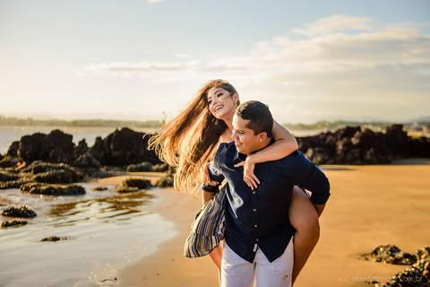 Lindo ensaio feito na casa de maria em anchieta por fotógrafos de casamento de vila velha fotógrafos de casamento de vitória fotógrafos de casamento de serra espirito santo es com noivo noiva por do sol e muita alegria na praia em um ensaio pre wedding'