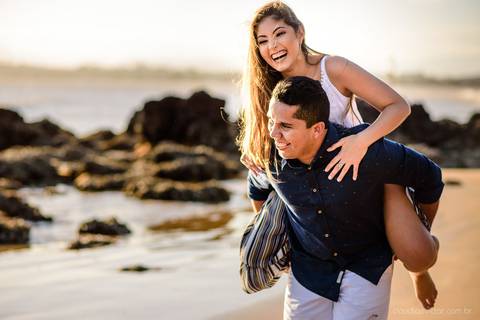 Lindo ensaio feito na casa de maria em anchieta por fotógrafos de casamento de vila velha fotógrafos de casamento de vitória fotógrafos de casamento de serra espirito santo es com noivo noiva por do sol e muita alegria na praia em um ensaio pre wedding'