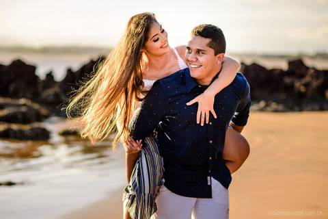 Lindo ensaio feito na casa de maria em anchieta por fotógrafos de casamento de vila velha fotógrafos de casamento de vitória fotógrafos de casamento de serra espirito santo es com noivo noiva por do sol e muita alegria na praia em um ensaio pre wedding'