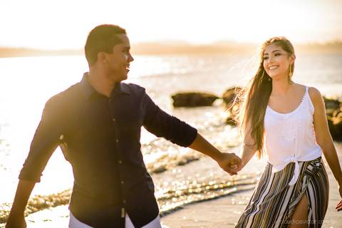 Lindo ensaio feito na casa de maria em anchieta por fotógrafos de casamento de vila velha fotógrafos de casamento de vitória fotógrafos de casamento de serra espirito santo es com noivo noiva por do sol e muita alegria na praia em um ensaio pre wedding'