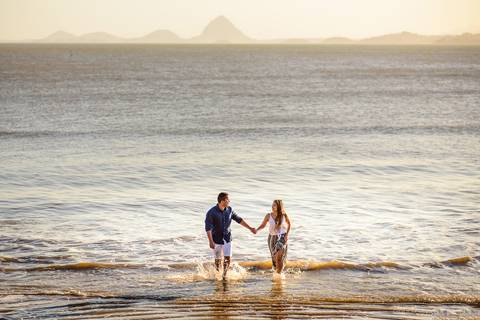 Lindo ensaio feito na casa de maria em anchieta por fotógrafos de casamento de vila velha fotógrafos de casamento de vitória fotógrafos de casamento de serra espirito santo es com noivo noiva por do sol e muita alegria na praia em um ensaio pre wedding'