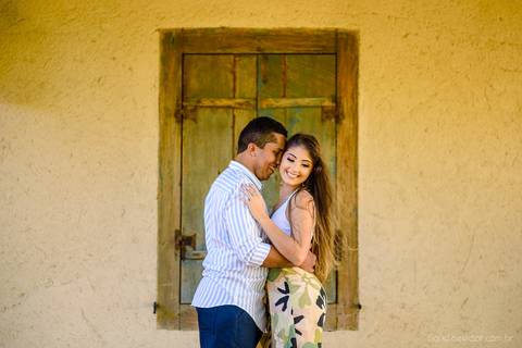 Lindo ensaio feito na casa de maria em anchieta por fotógrafos de casamento de vila velha fotógrafos de casamento de vitória fotógrafos de casamento de serra espirito santo es com noivo noiva por do sol e muita alegria na praia em um ensaio pre wedding'