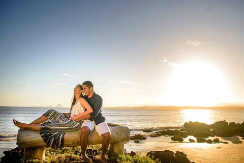 Lindo ensaio feito na casa de maria em anchieta por fotógrafos de casamento de vila velha fotógrafos de casamento de vitória fotógrafos de casamento de serra espirito santo es com noivo noiva por do sol e muita alegria na praia em um ensaio pre wedding'