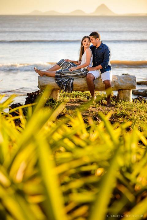Lindo ensaio feito na casa de maria em anchieta por fotógrafos de casamento de vila velha fotógrafos de casamento de vitória fotógrafos de casamento de serra espirito santo es com noivo noiva por do sol e muita alegria na praia em um ensaio pre wedding'