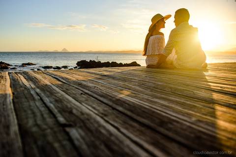 Lindo ensaio feito na casa de maria em anchieta por fotógrafos de casamento de vila velha fotógrafos de casamento de vitória fotógrafos de casamento de serra espirito santo es com noivo noiva por do sol e muita alegria na praia em um ensaio pre wedding'