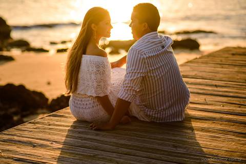 Lindo ensaio feito na casa de maria em anchieta por fotógrafos de casamento de vila velha fotógrafos de casamento de vitória fotógrafos de casamento de serra espirito santo es com noivo noiva por do sol e muita alegria na praia em um ensaio pre wedding'