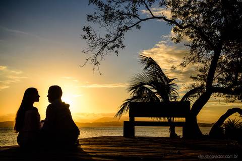 Lindo ensaio feito na casa de maria em anchieta por fotógrafos de casamento de vila velha fotógrafos de casamento de vitória fotógrafos de casamento de serra espirito santo es com noivo noiva por do sol e muita alegria na praia em um ensaio pre wedding'