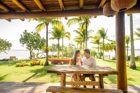 Lindo ensaio feito na casa de maria em anchieta por fotógrafos de casamento de vila velha fotógrafos de casamento de vitória fotógrafos de casamento de serra espirito santo es com noivo noiva por do sol e muita alegria na praia em um ensaio pre wedding'