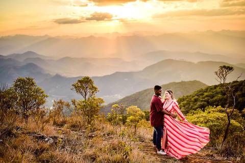 Lindo ensaio realizado no parque nacional do caparaó em alto caparaó MG feito por fotógrafos de casamento de vila velha fotógrafos de casamento de vitória fotógrafos de casamento de serra espirito santo es com noivo noiva e por do sol com cachoeira'