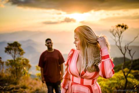 Lindo ensaio realizado no parque nacional do caparaó em alto caparaó MG feito por fotógrafos de casamento de vila velha fotógrafos de casamento de vitória fotógrafos de casamento de serra espirito santo es com noivo noiva e por do sol com cachoeira'