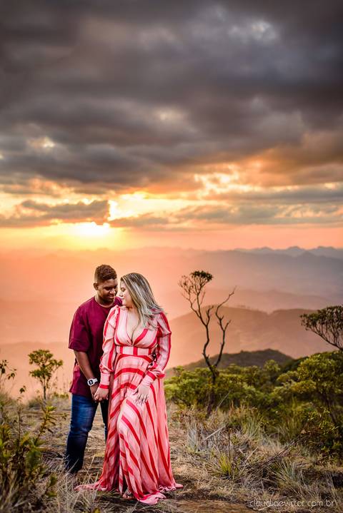 Lindo ensaio realizado no parque nacional do caparaó em alto caparaó MG feito por fotógrafos de casamento de vila velha fotógrafos de casamento de vitória fotógrafos de casamento de serra espirito santo es com noivo noiva e por do sol com cachoeira'