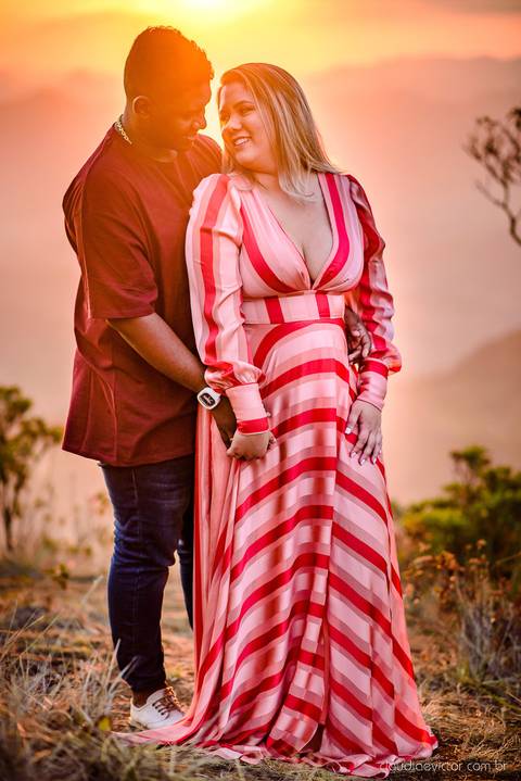 Lindo ensaio realizado no parque nacional do caparaó em alto caparaó MG feito por fotógrafos de casamento de vila velha fotógrafos de casamento de vitória fotógrafos de casamento de serra espirito santo es com noivo noiva e por do sol com cachoeira'